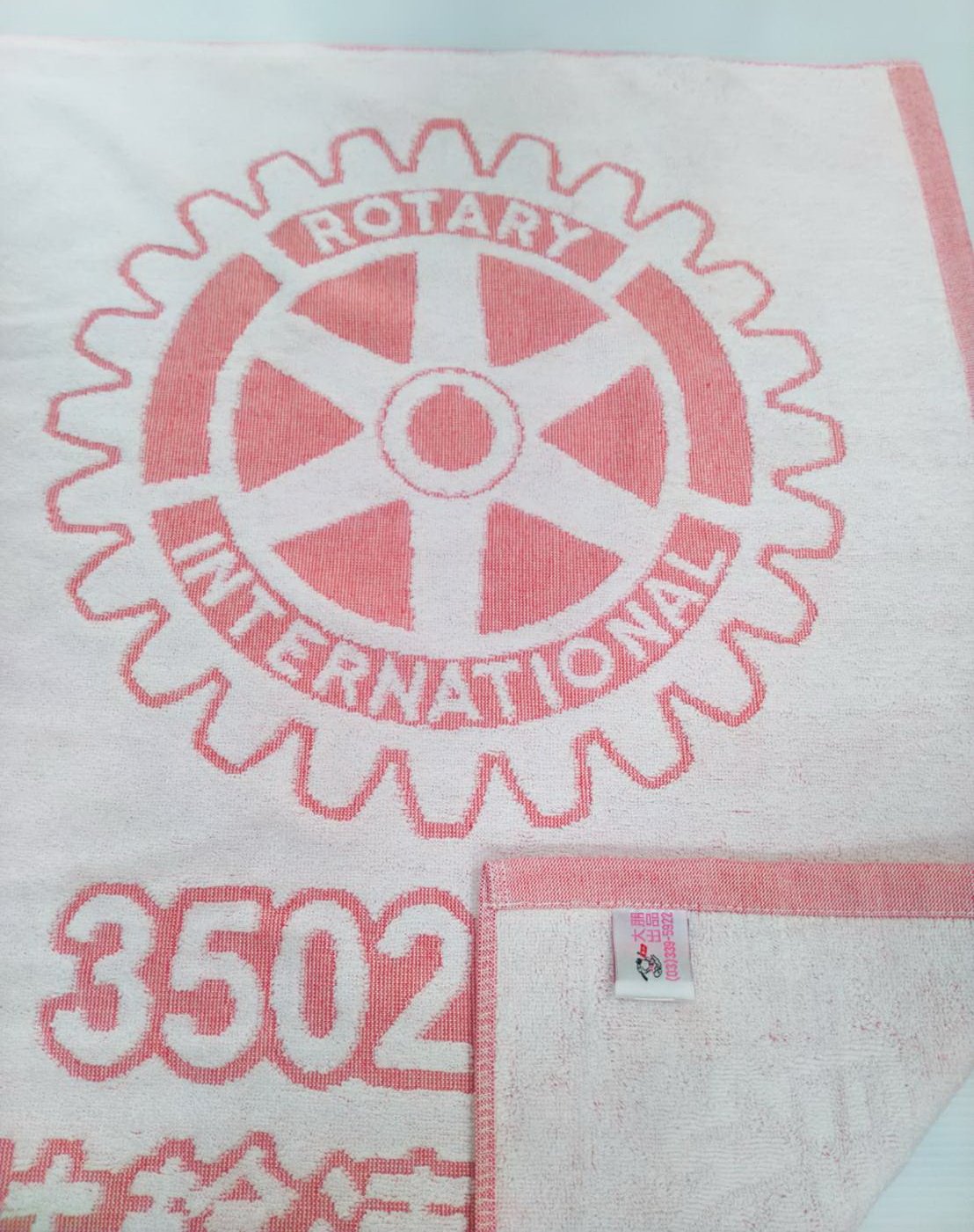 客製化紅/白色緯紗凹凸提花大浴巾